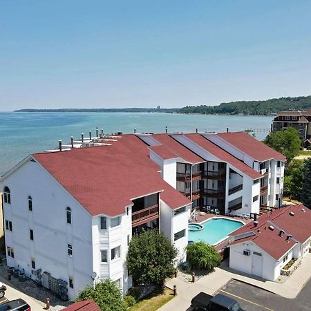 Beachside 216 With Pool Hot Tub And Private Deck Overlooking East Bay Traverse City Buitenkant foto