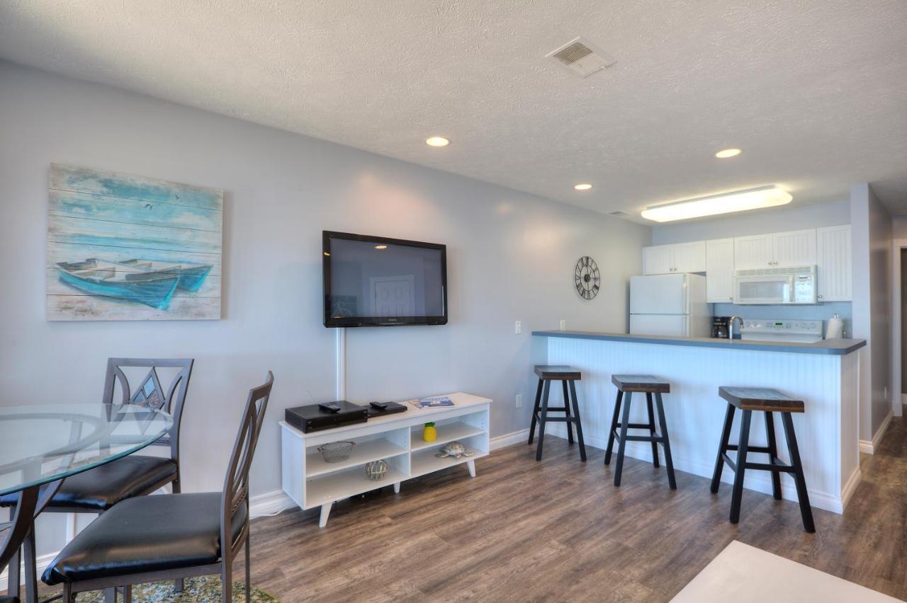 Beachside 216 With Pool Hot Tub And Private Deck Overlooking East Bay Traverse City Buitenkant foto
