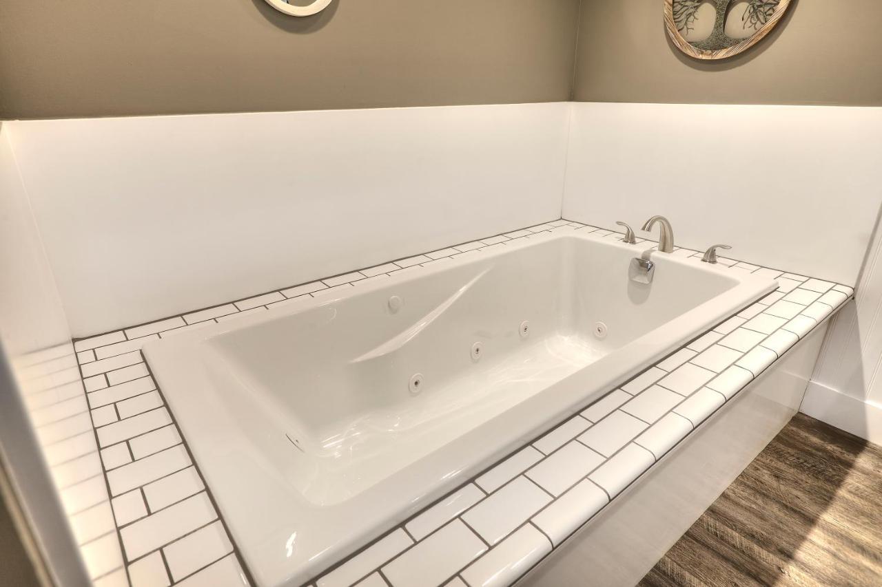 Beachside 216 With Pool Hot Tub And Private Deck Overlooking East Bay Traverse City Buitenkant foto