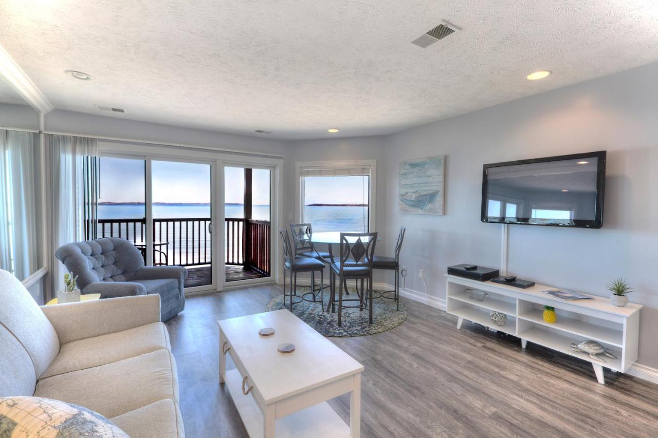 Beachside 216 With Pool Hot Tub And Private Deck Overlooking East Bay Traverse City Buitenkant foto
