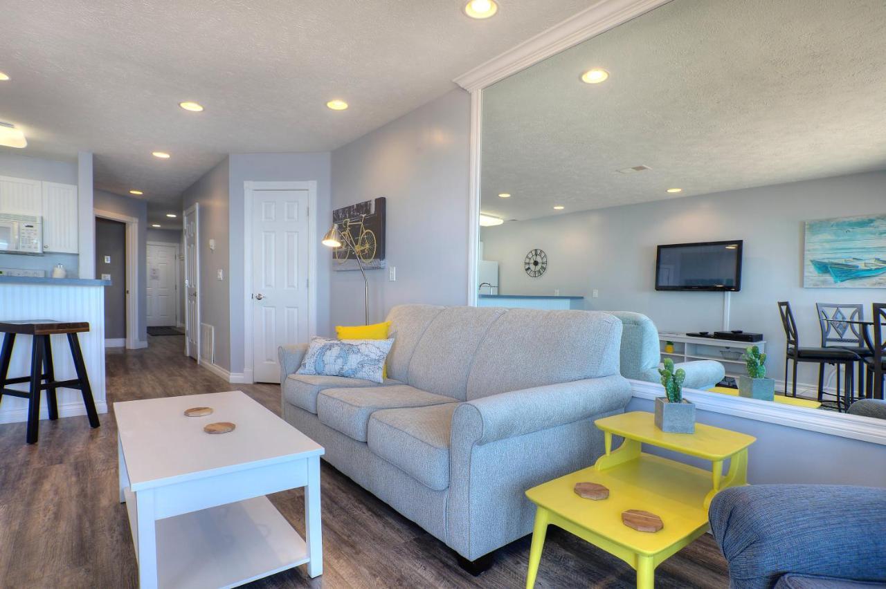 Beachside 216 With Pool Hot Tub And Private Deck Overlooking East Bay Traverse City Buitenkant foto
