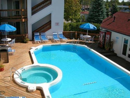 Beachside 216 With Pool Hot Tub And Private Deck Overlooking East Bay Traverse City Buitenkant foto