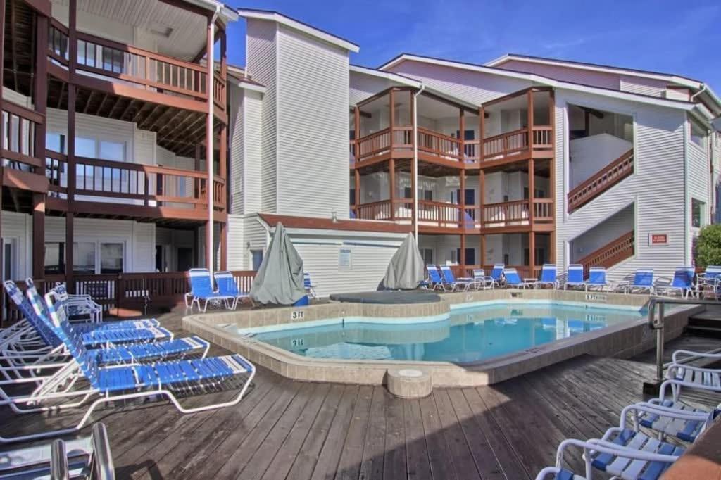 Beachside 216 With Pool Hot Tub And Private Deck Overlooking East Bay Traverse City Buitenkant foto